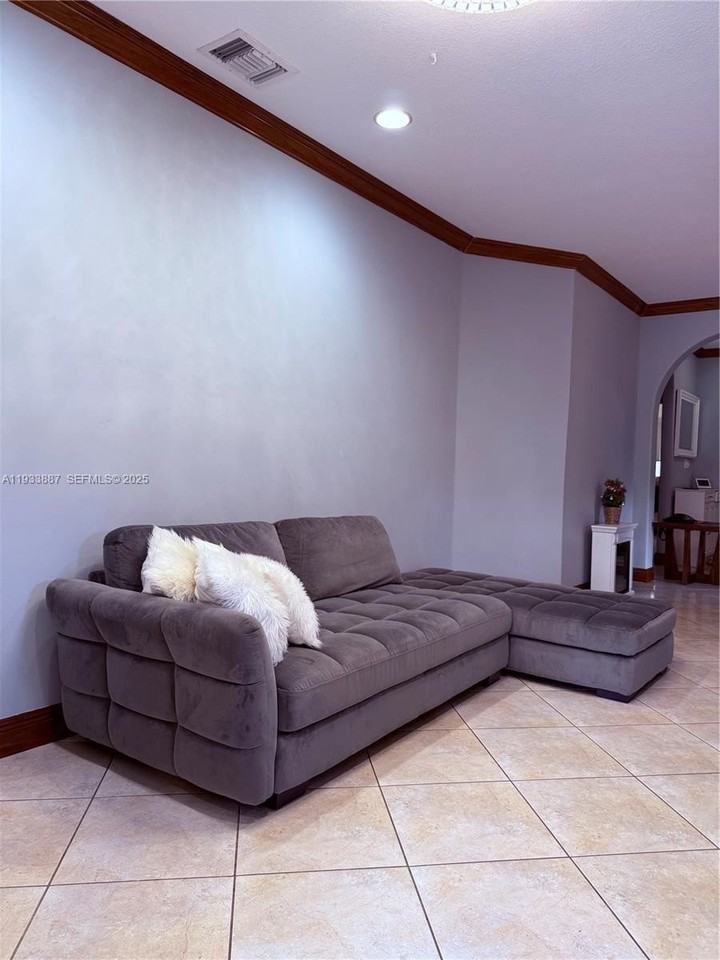 1055 Ne 85th St #1055 - Photo 3 of 22