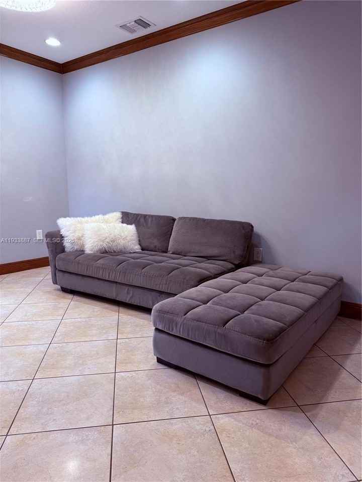 1055 Ne 85th St #1055 - Photo 4 of 22