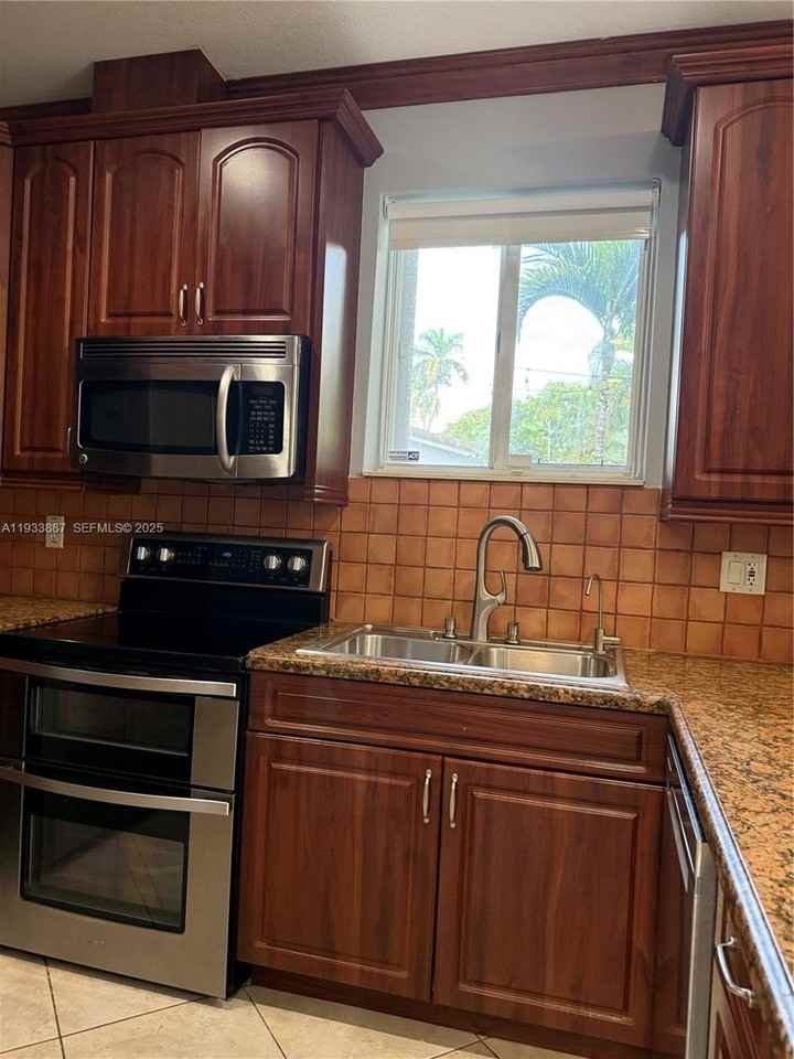 1055 Ne 85th St #1055 - Photo 6 of 22