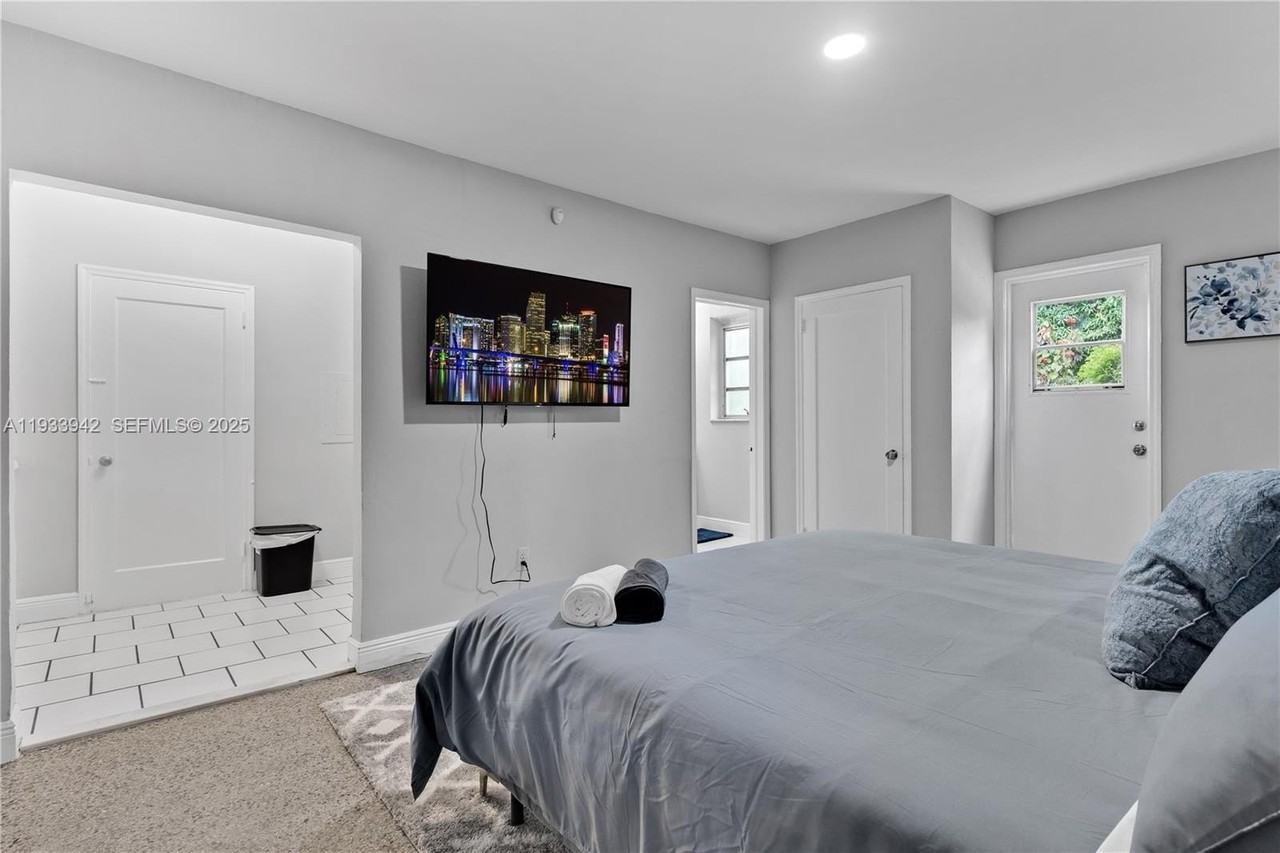 427 Ne 107th St #2 - Photo 3 of 14