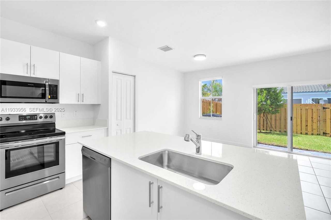 12002 Nw 47th Mnr - Photo 3 of 31