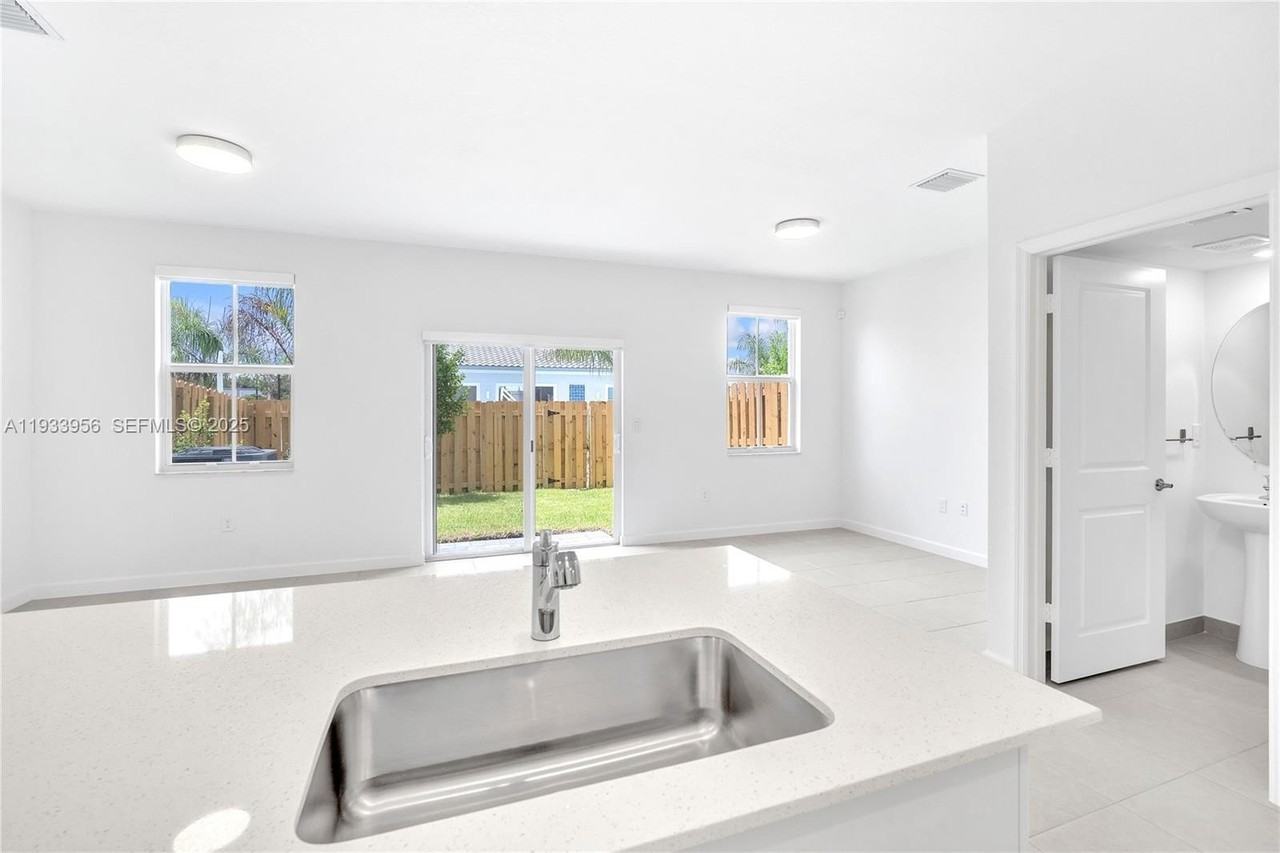 12002 Nw 47th Mnr - Photo 5 of 31