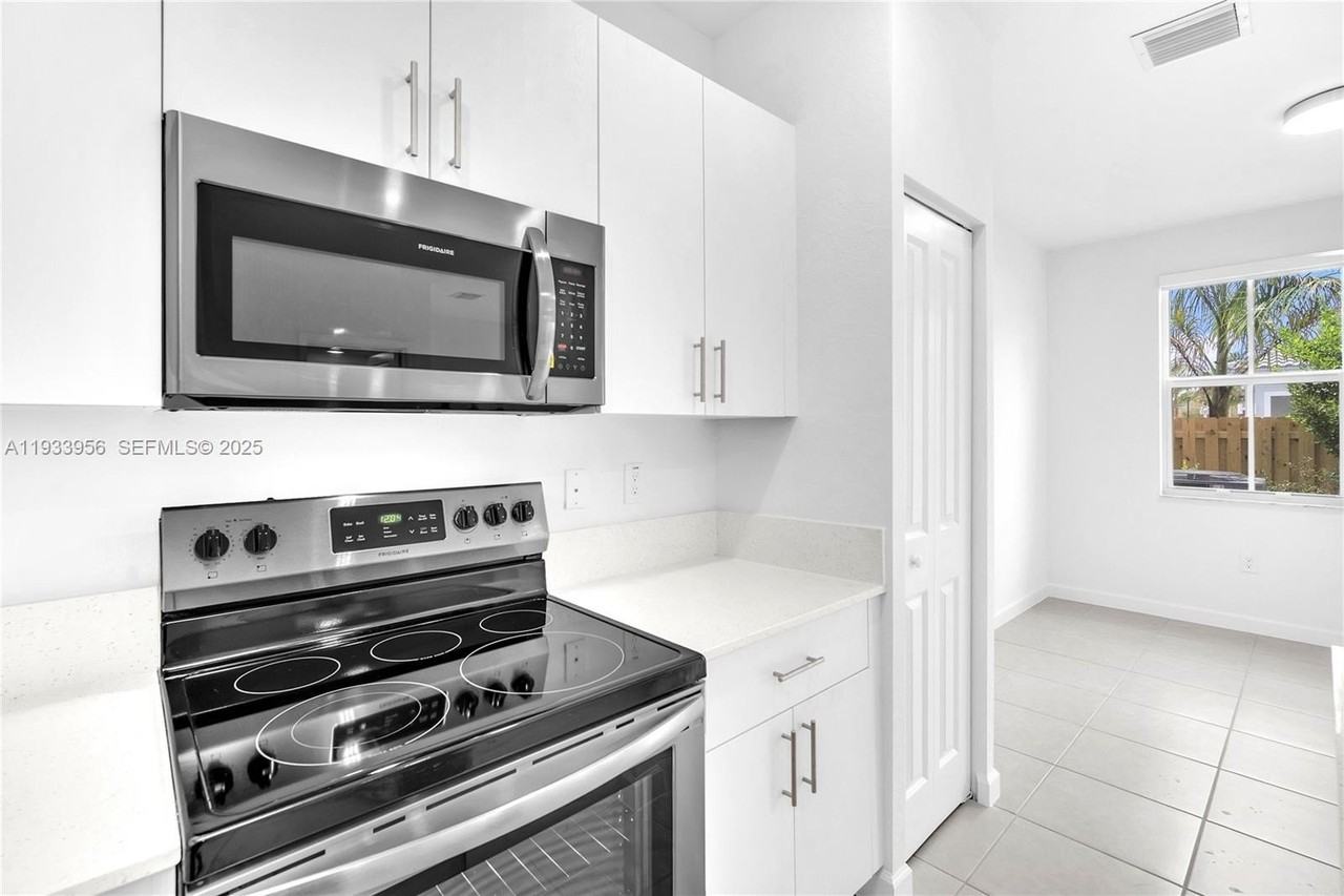 12002 Nw 47th Mnr - Photo 6 of 31