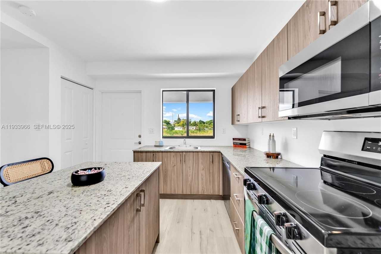 155 Nw 160th St #TH2 - Photo 7 of 28