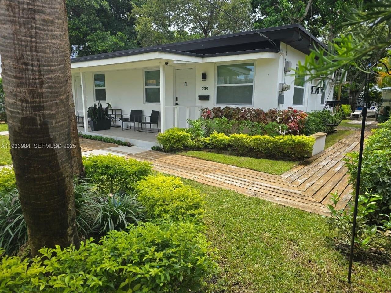 208 Se 4th St #1-2 - Photo 2 of 18