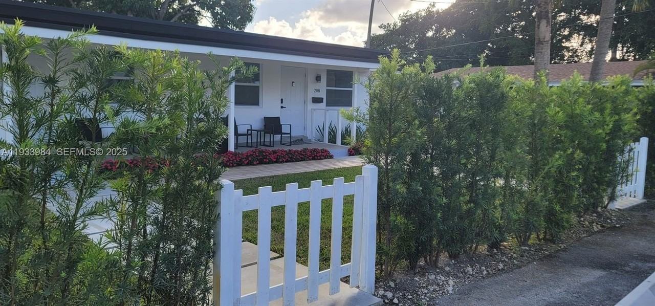 208 Se 4th St #1-2 - Photo 3 of 18