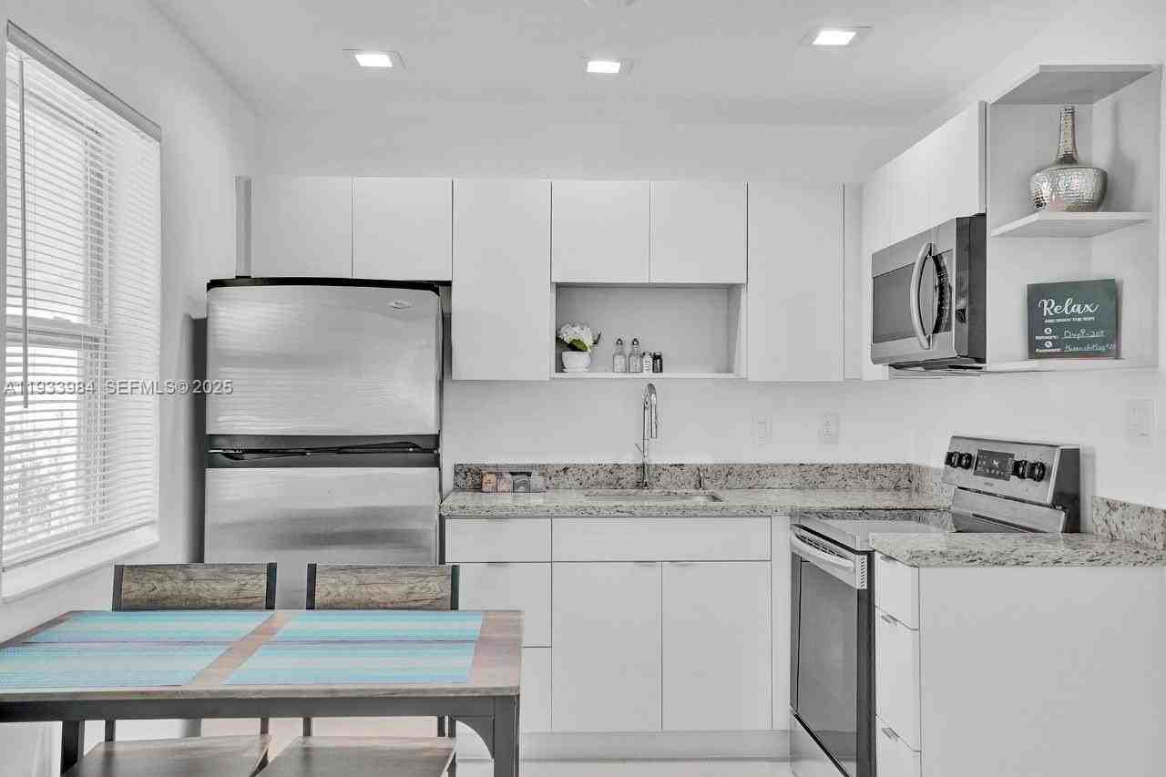 208 Se 4th St #1-2 - Photo 7 of 18