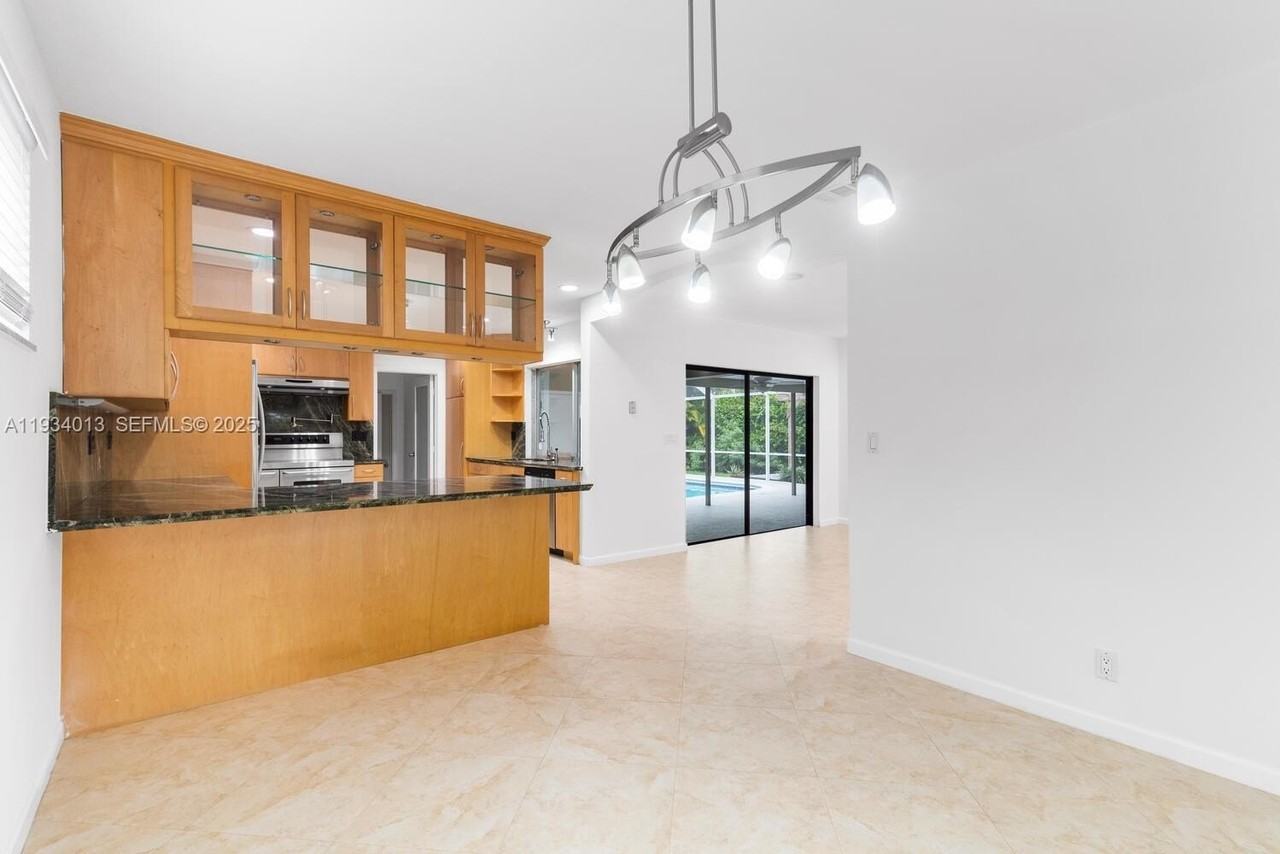 1047 Buchanan St - Photo 7 of 24