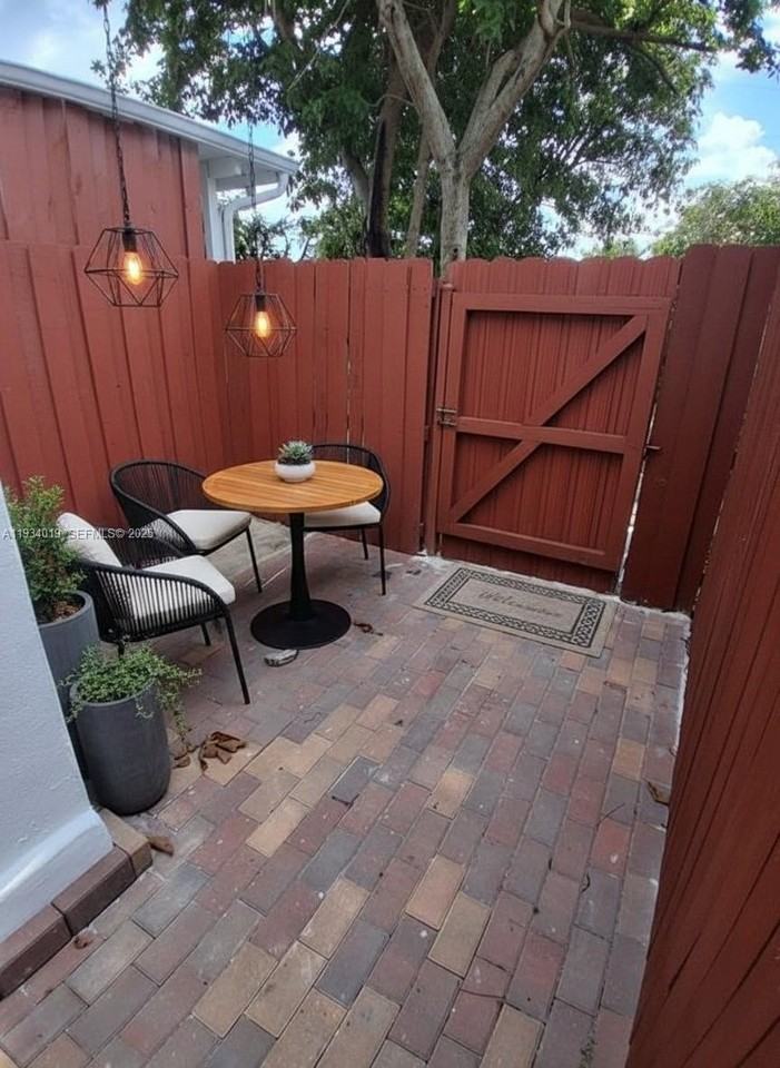 3052 Sw 6th St #B - Photo 3 of 10