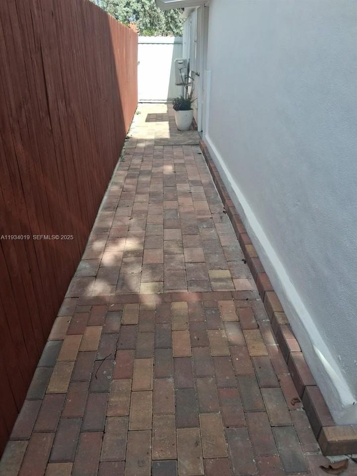 3052 Sw 6th St #B - Photo 4 of 10