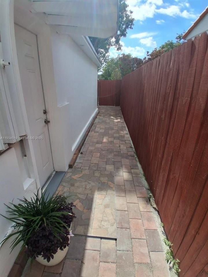 3052 Sw 6th St #B - Photo 5 of 10