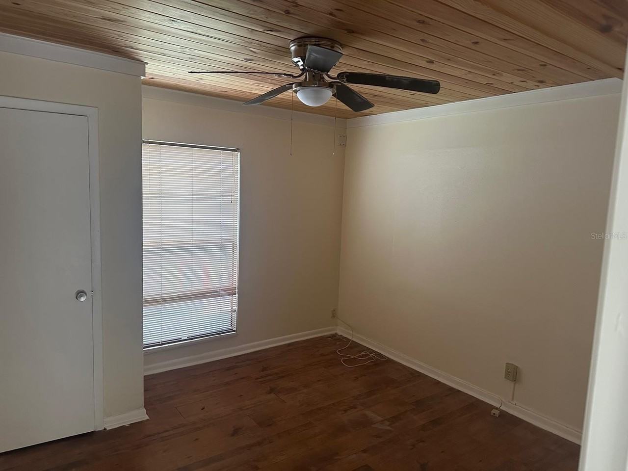 212 N Chestnut Rd - Photo 3 of 15