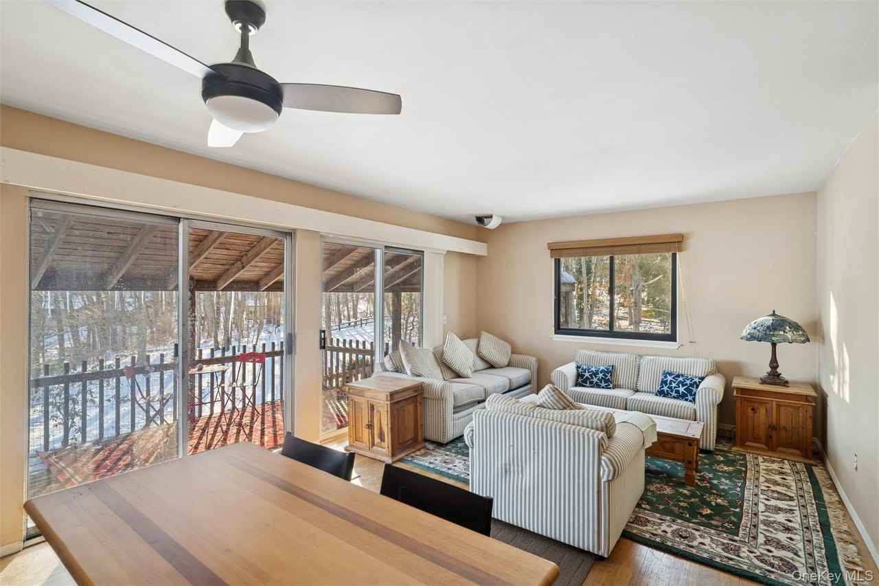 22 Pine Ct Uppr Level - Photo 2 of 19