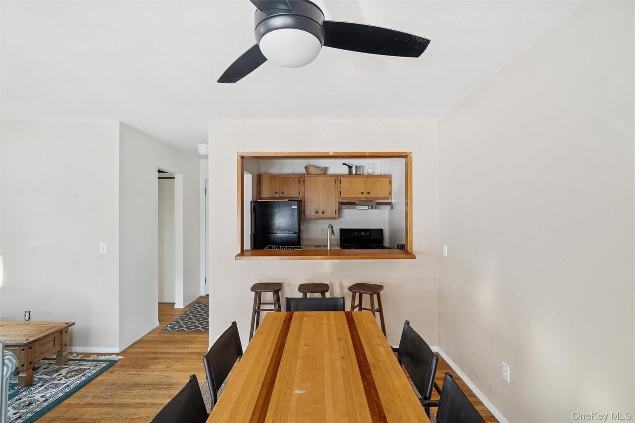 22 Pine Ct Uppr Level - Photo 4 of 19