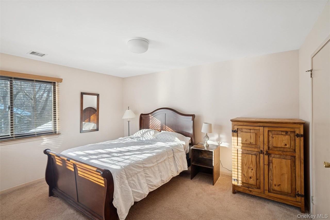 22 Pine Ct Uppr Level - Photo 7 of 19