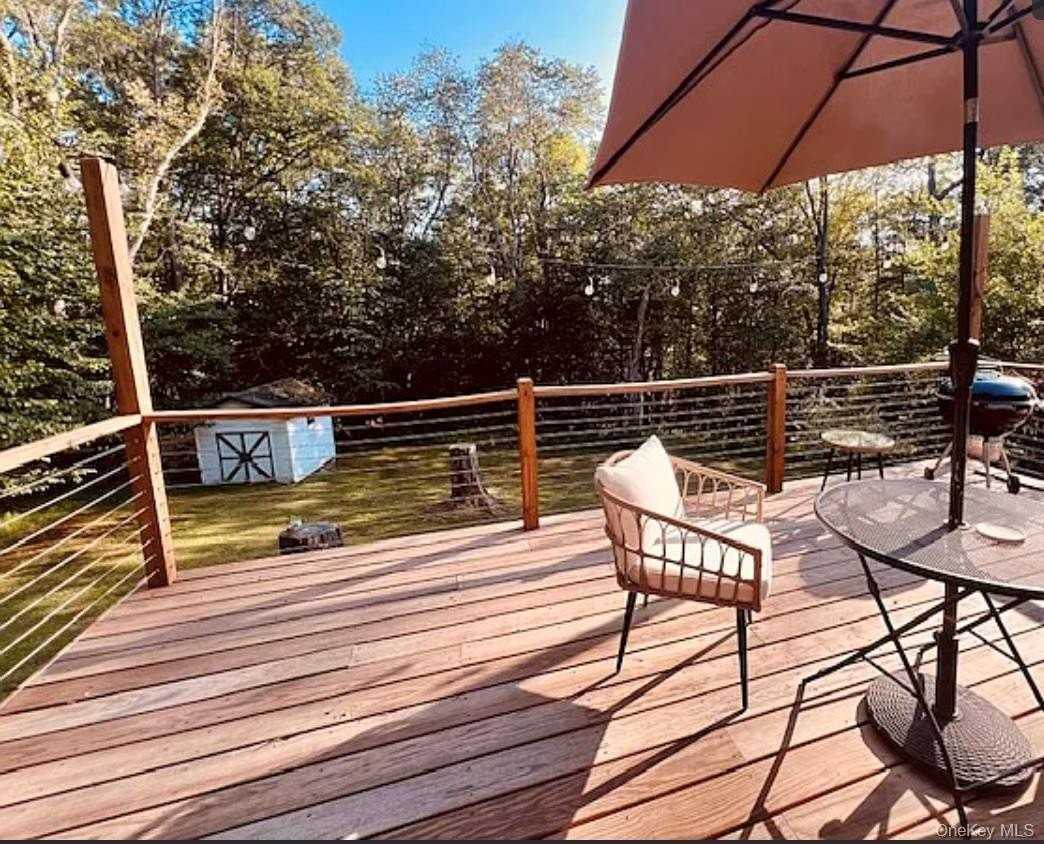 136 School St - Photo 4 of 16