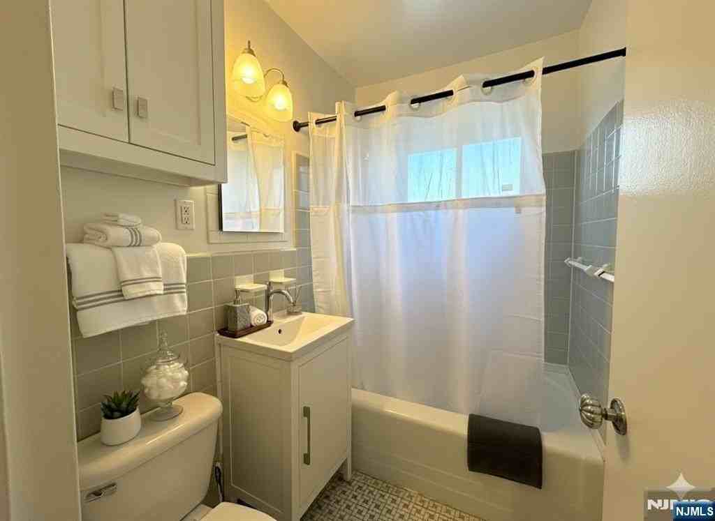 3091 Edwin Ave Apt 3d - Photo 7 of 11