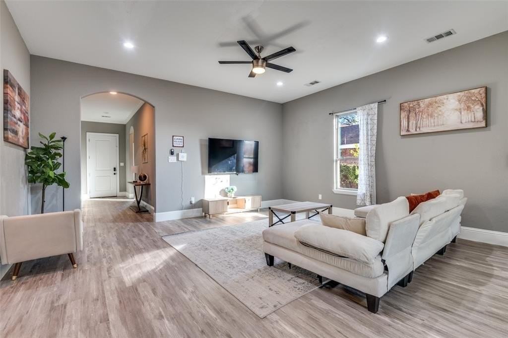 1016 Winters St - Photo 4 of 25