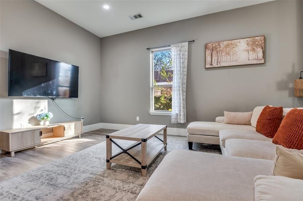 1016 Winters St - Photo 5 of 25