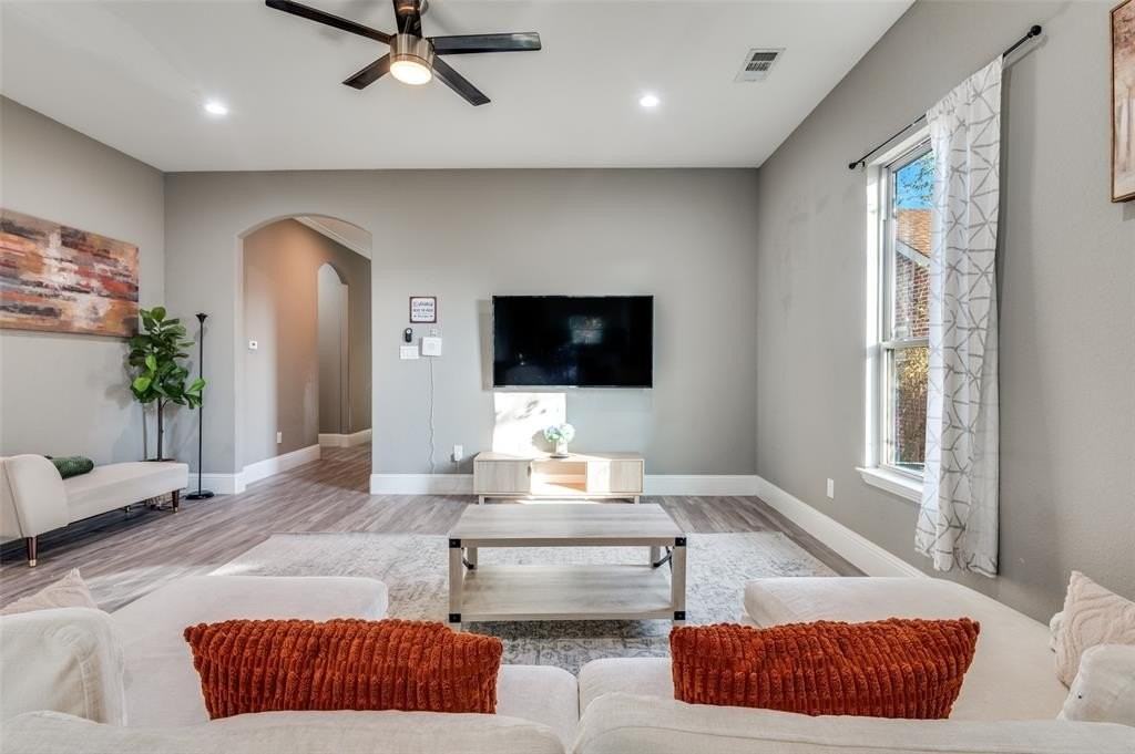 1016 Winters St - Photo 7 of 25