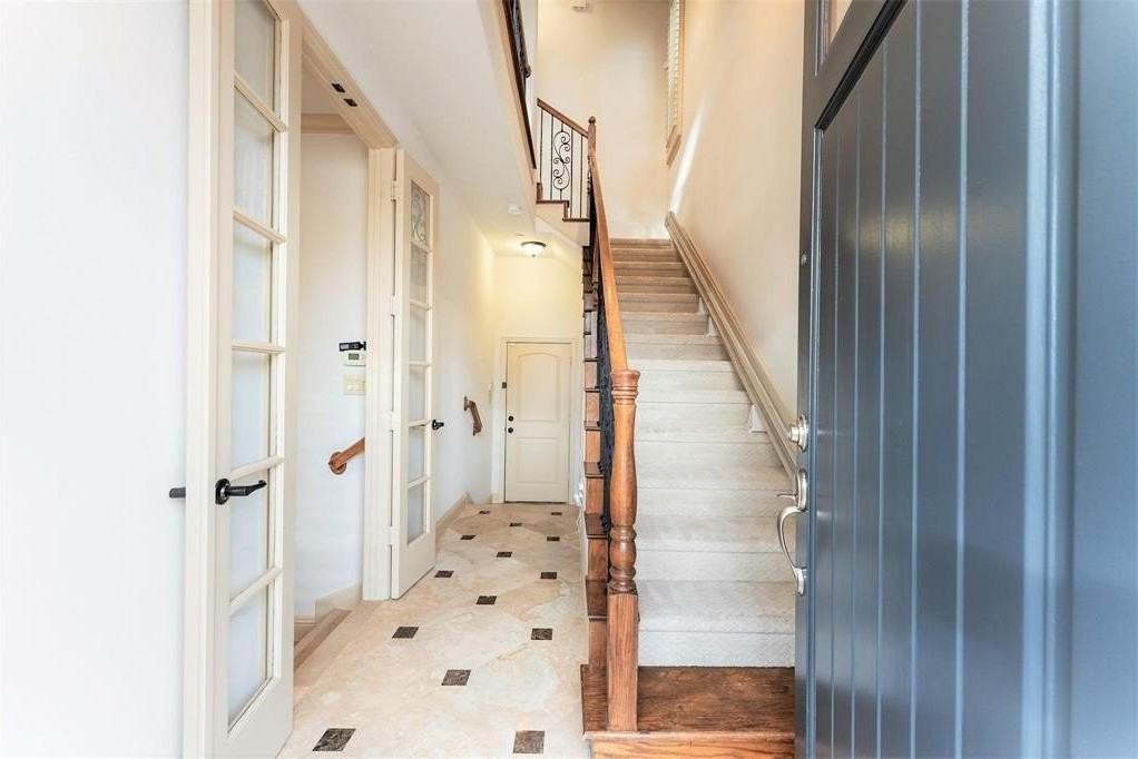 7245 Parkwood Blvd - Photo 3 of 32