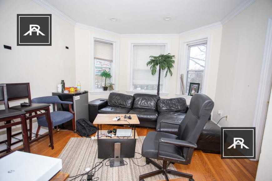 71 Thatcher St - Photo 4 of 10