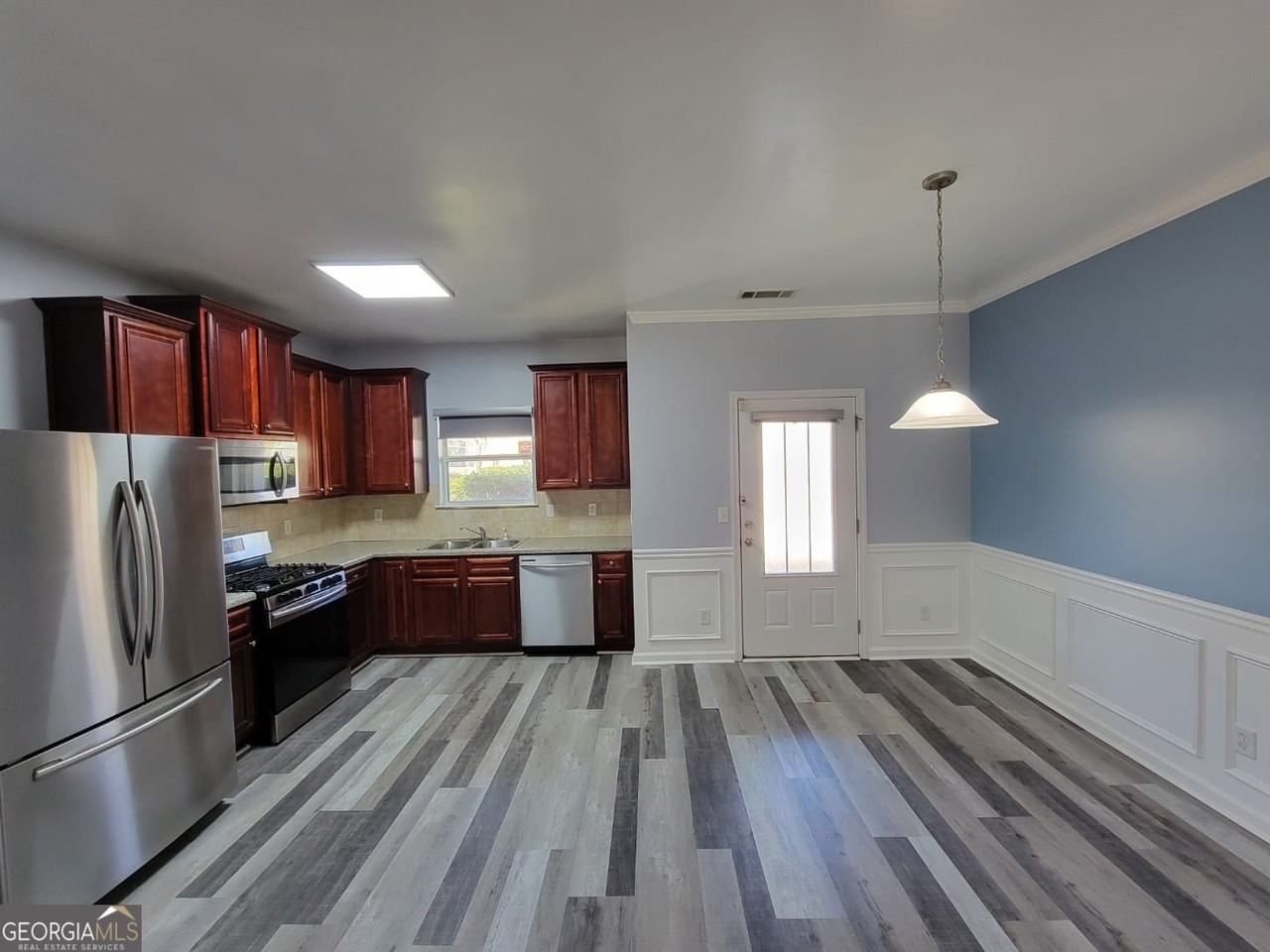 175 Stillwood Dr - Photo 6 of 33