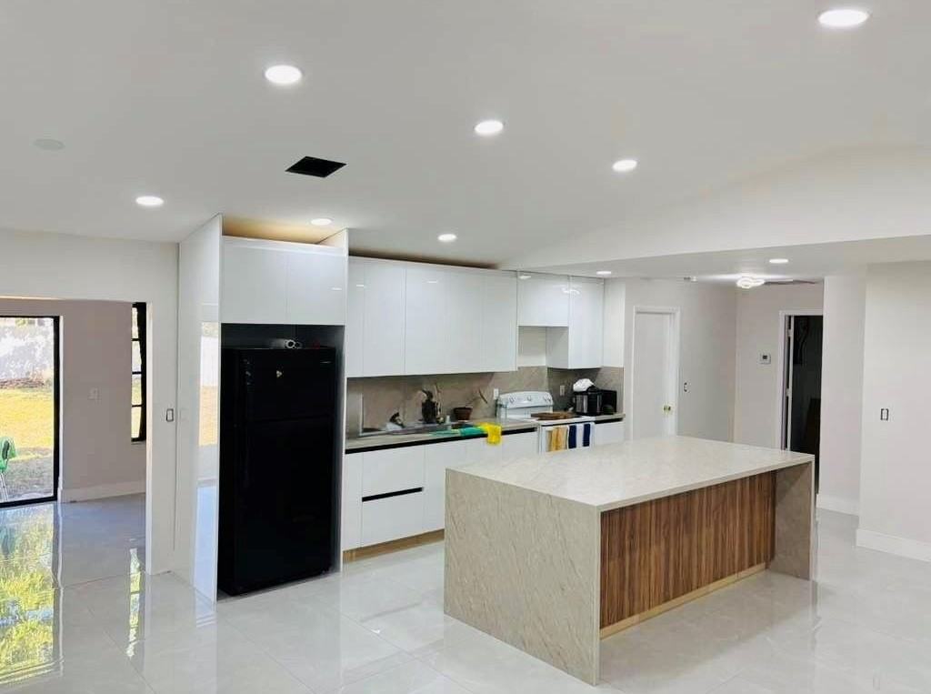 1117 Se 19th Ter - Photo 2 of 5