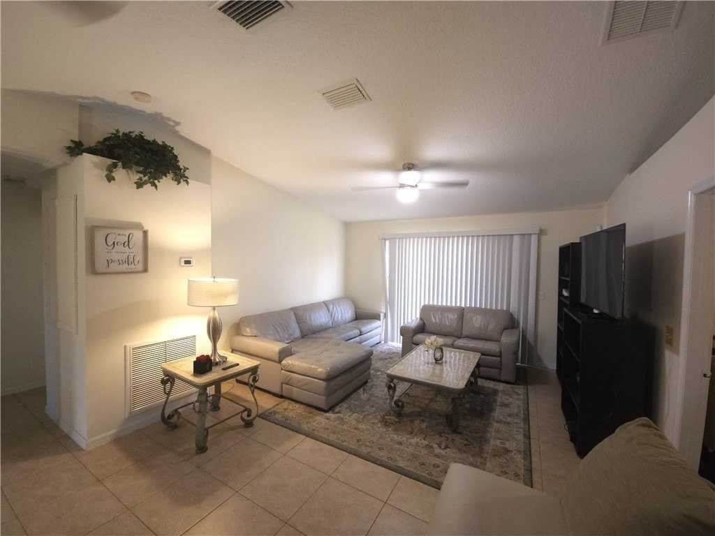 1110 19th Ave Sw - Photo 3 of 14