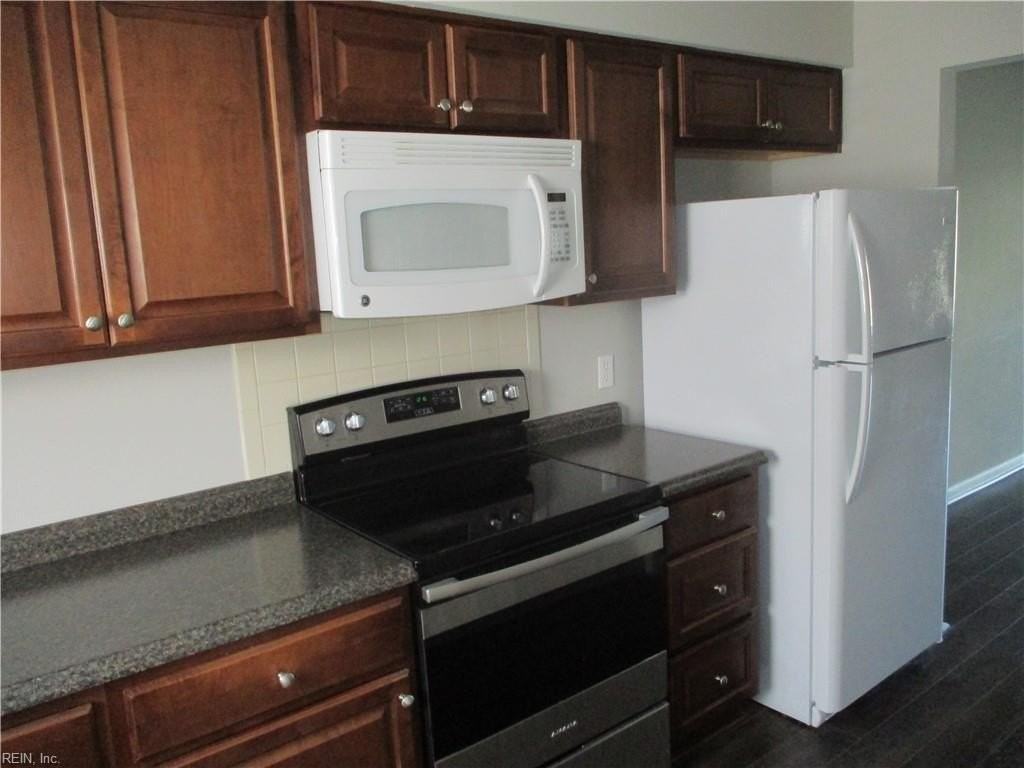 547 Barberton Dr - Photo 4 of 9