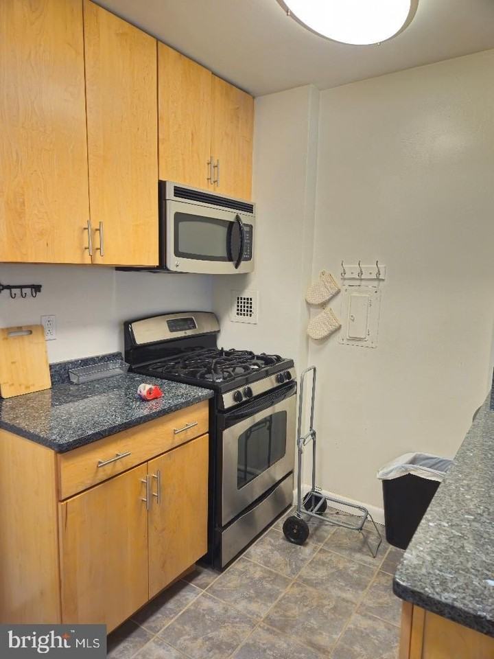 922 24th St Nw Apt 817 #817 - Photo 3 of 17