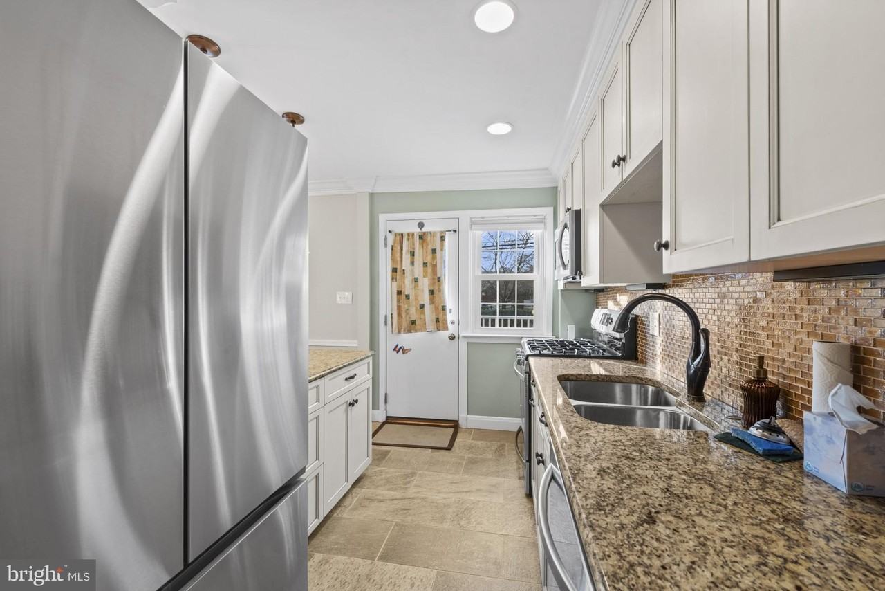 169 Regester Ave - Photo 5 of 30