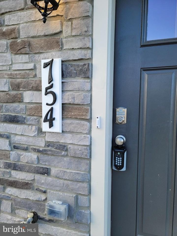 754 Union St - Photo 2 of 27