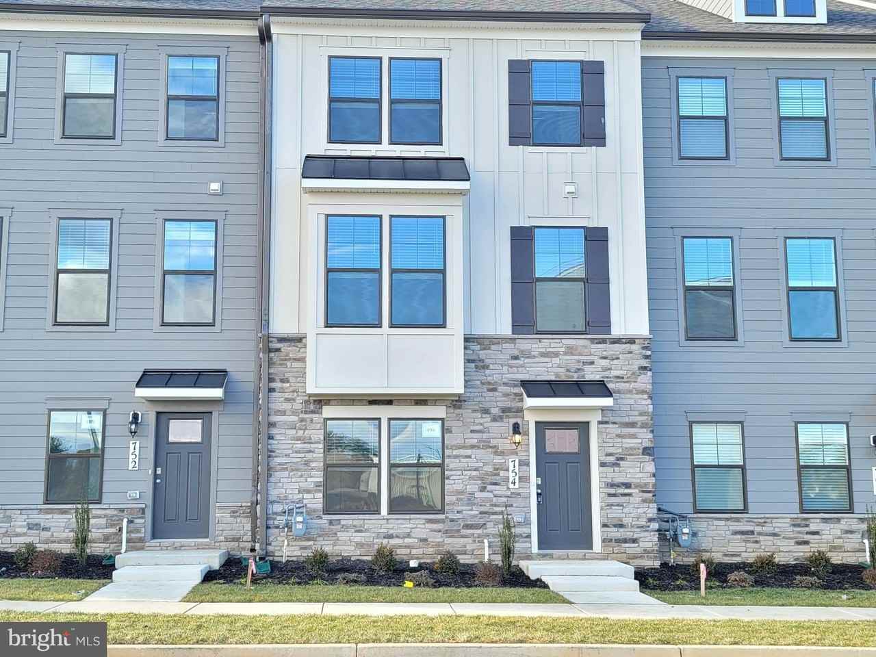 754 Union St - Photo 3 of 27