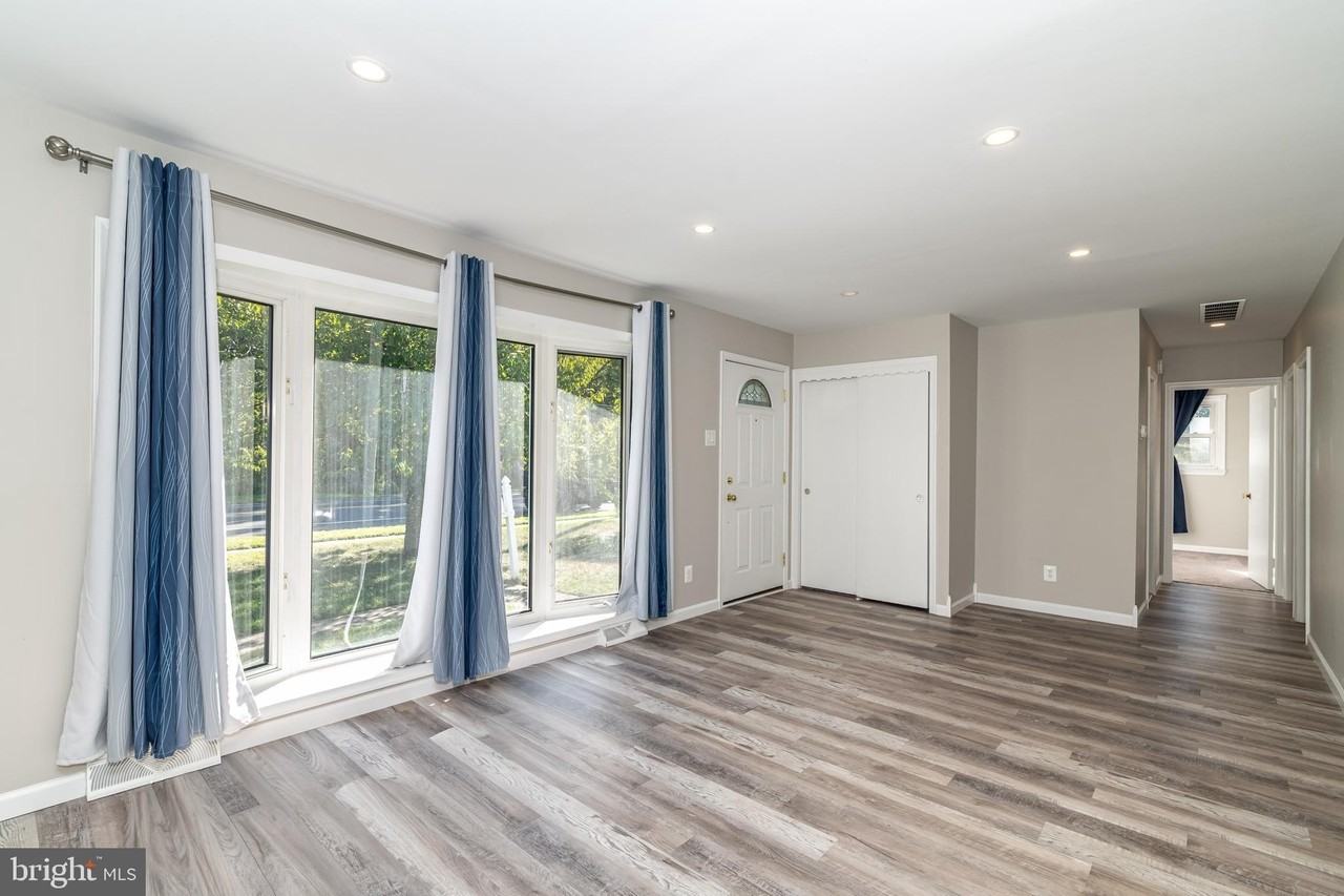 400 E Main St - Photo 4 of 30