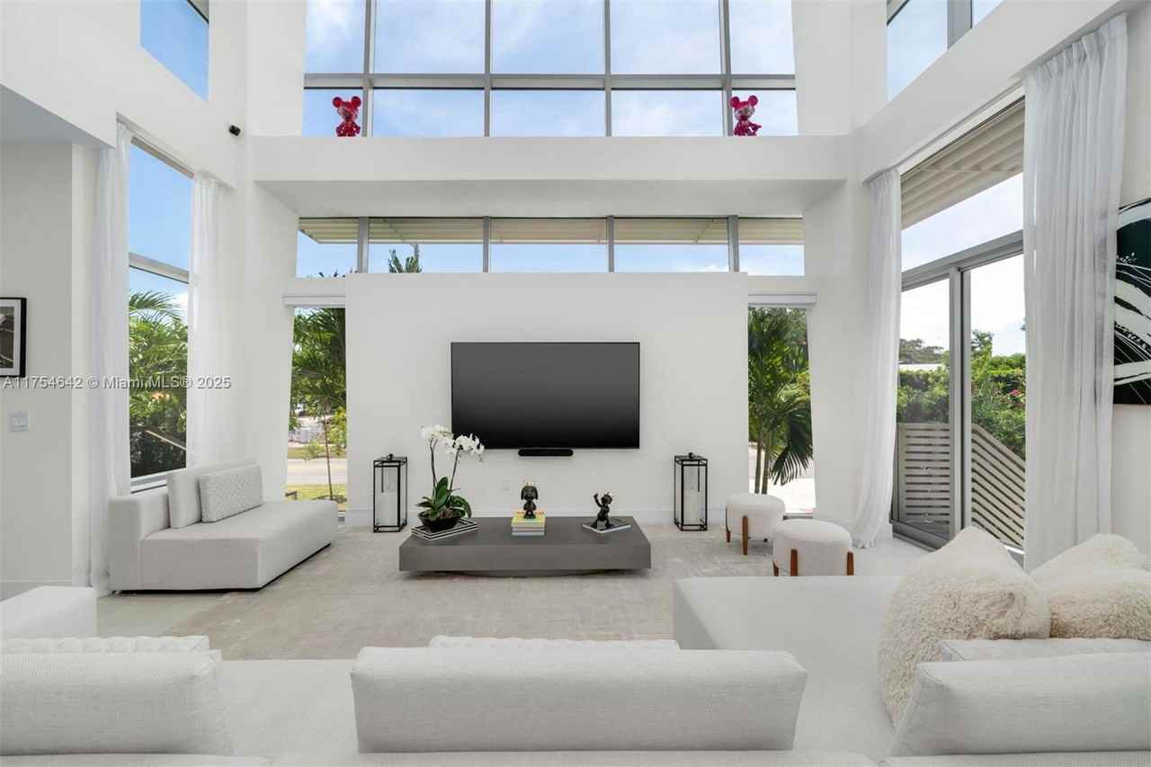 1201 W 47th St #SFH - Photo 2 of 8