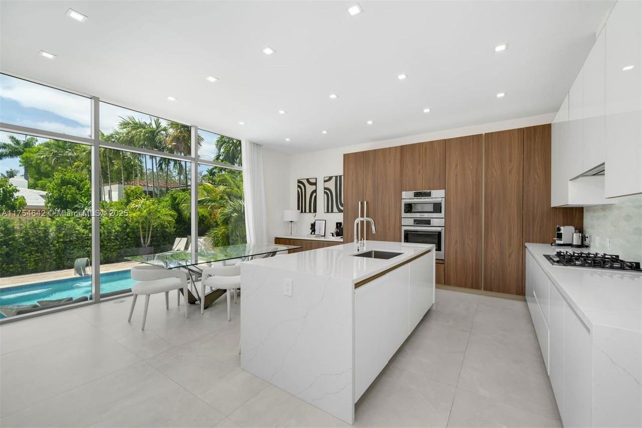 1201 W 47th St #SFH - Photo 3 of 8