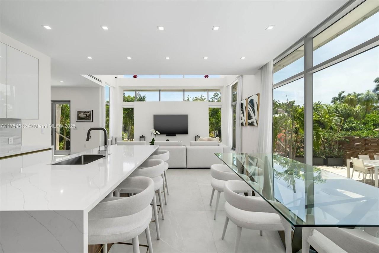 1201 W 47th St #SFH - Photo 5 of 8