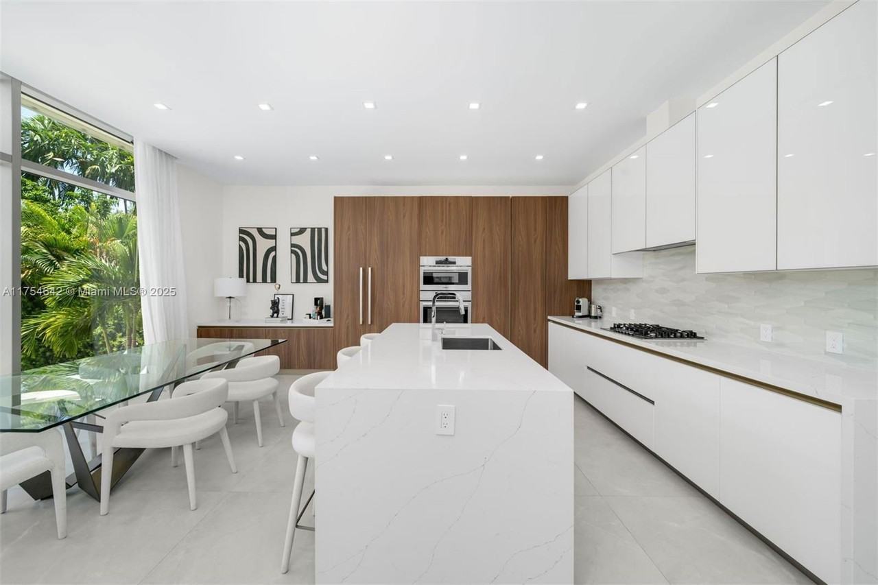 1201 W 47th St #SFH - Photo 7 of 8