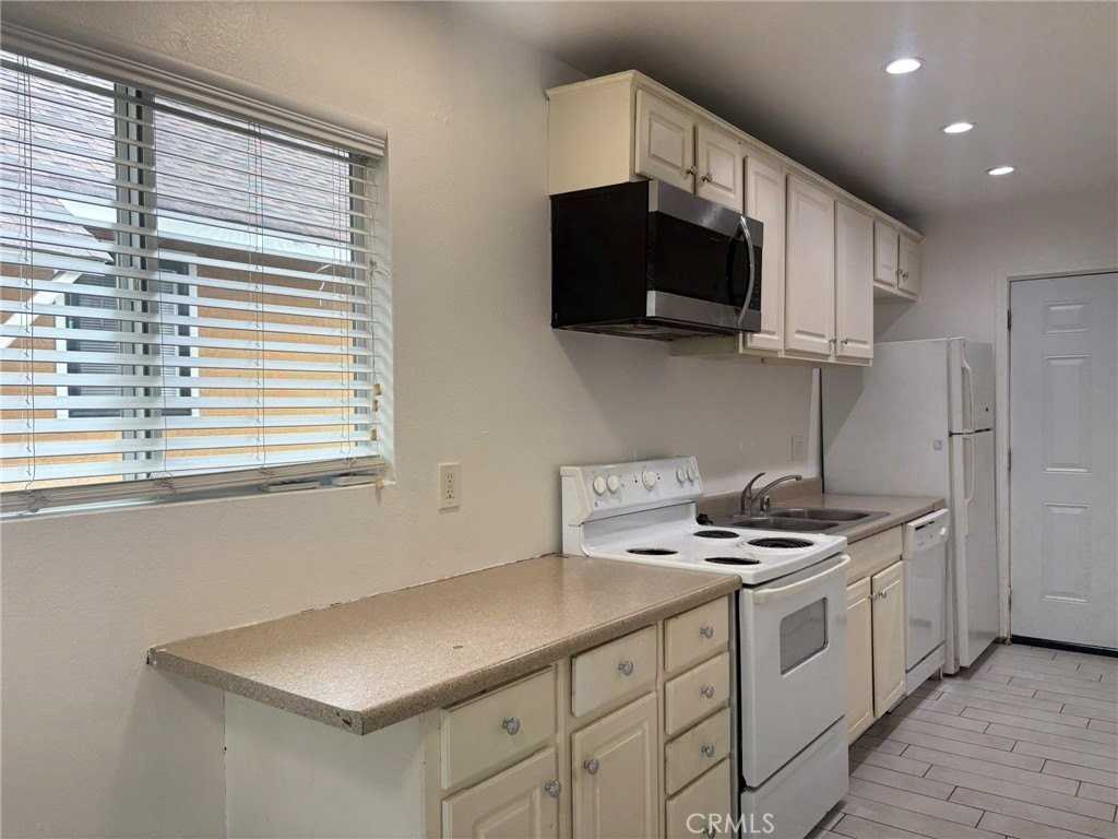 609 S Vine Ave #B - Photo 4 of 5