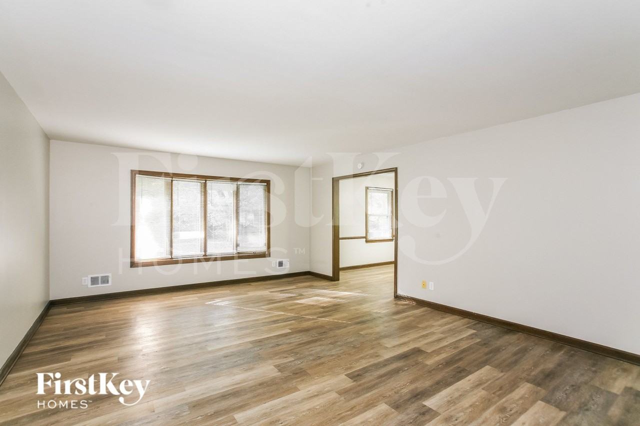 1311 Lawrence Rd - Photo 3 of 19