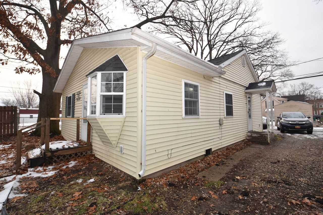 705 W Broadway St - Photo 2 of 26