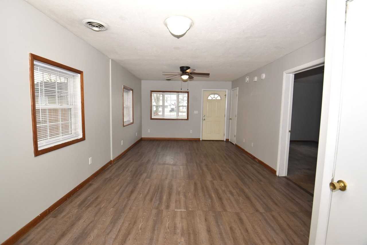 705 W Broadway St - Photo 3 of 26