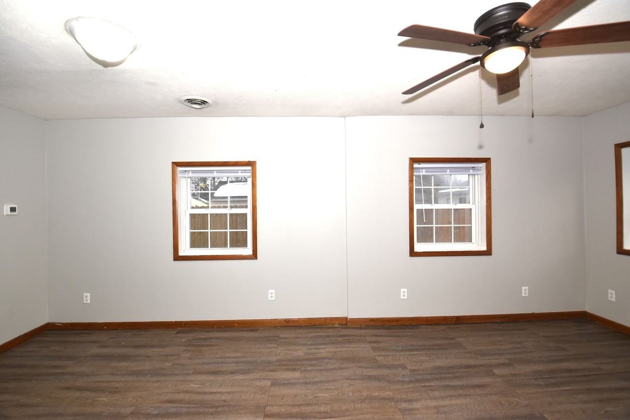 705 W Broadway St - Photo 5 of 26