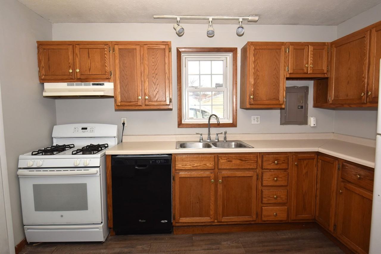 705 W Broadway St - Photo 6 of 26