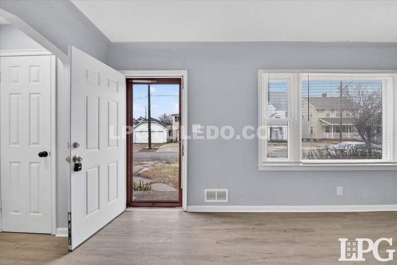 1665 Burgoyne Dr - Photo 2 of 27