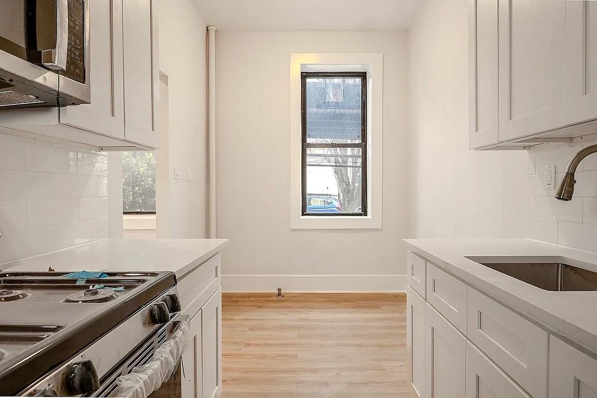 15517 Sanford Ave #1B - Photo 2 of 10