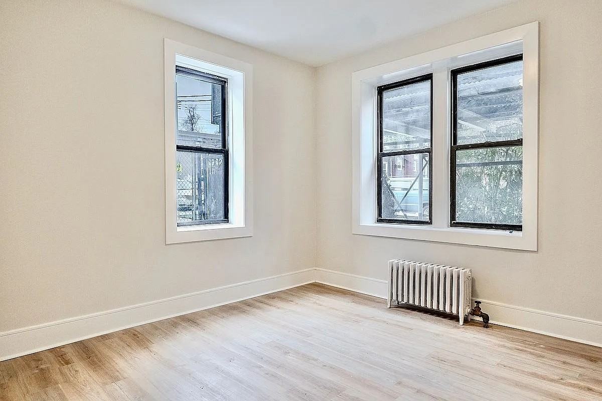 15517 Sanford Ave #1B - Photo 4 of 10