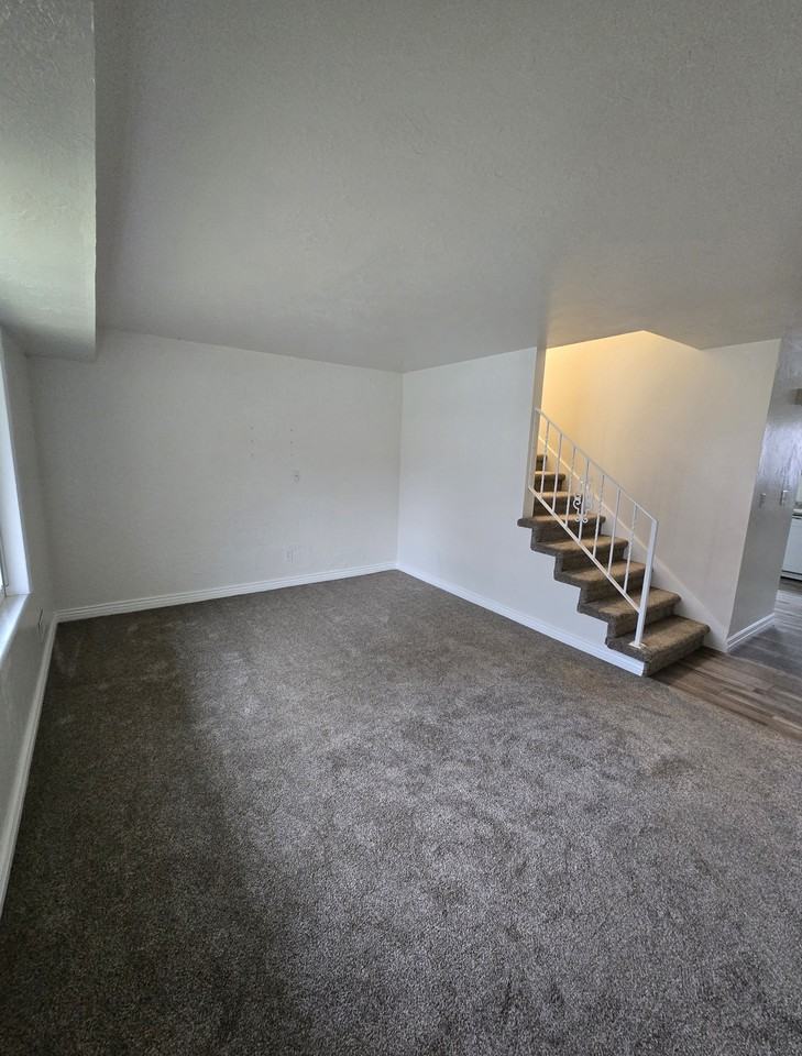 151 E Southwell St #9 - Photo 5 of 11