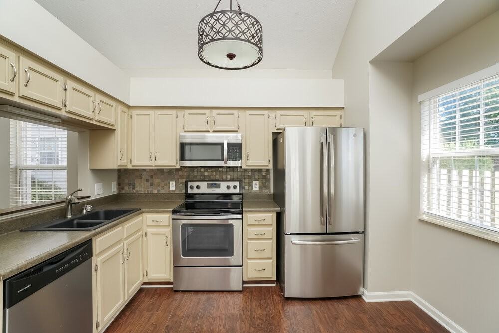 903 Bexhill Ct S - Photo 7 of 17